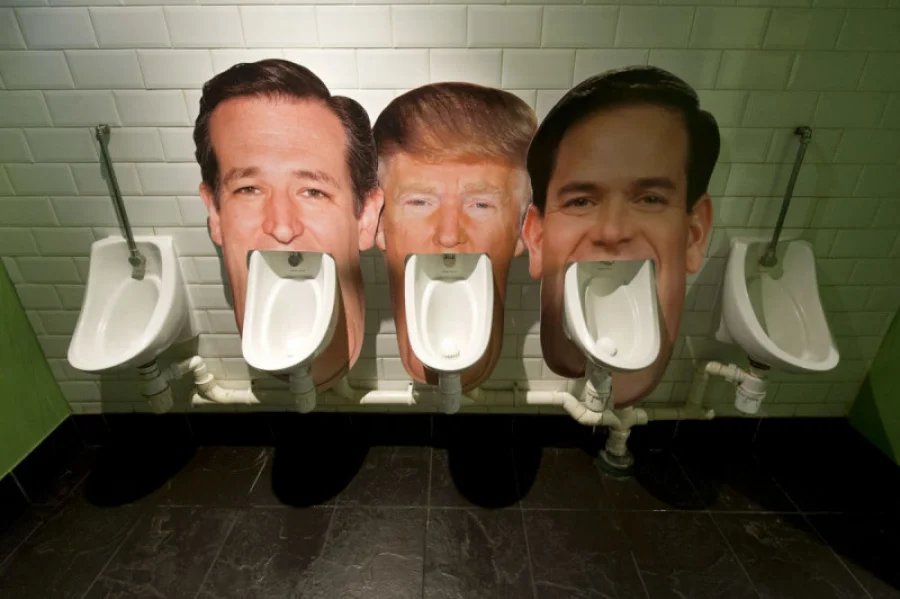 Портреты Дональда Трампа, Теда Круза и Марко Рубио над писсуарами в уборной одного из лондонских пабов