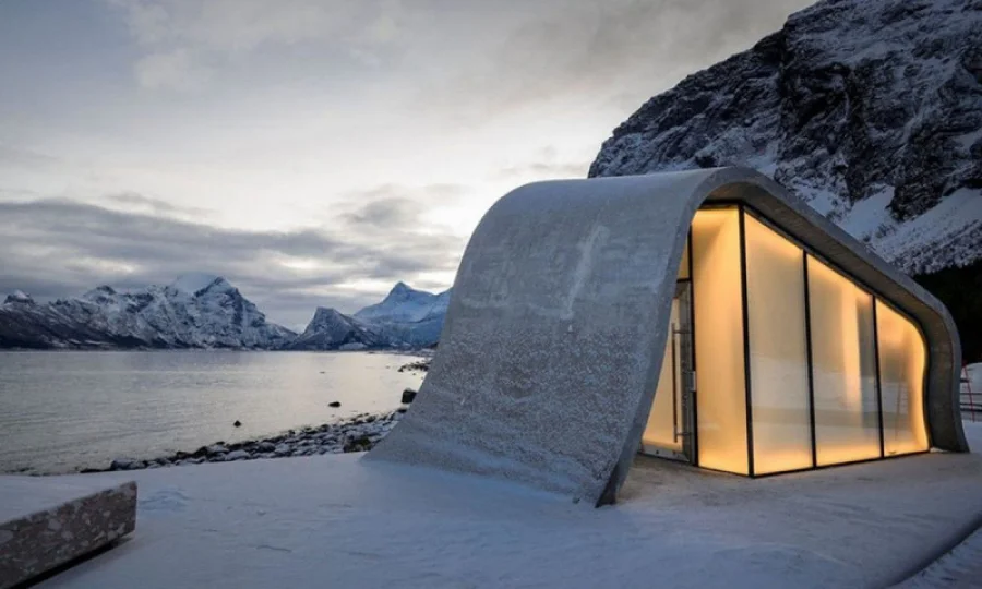 Общественный туалет на смотровой площадке Уреддплассен в Норвегии. В этом живописном месте появился самый красивый и, возможно, самый дорогой общественный туалет — на его строительство ушло 2 миллиона долларов.