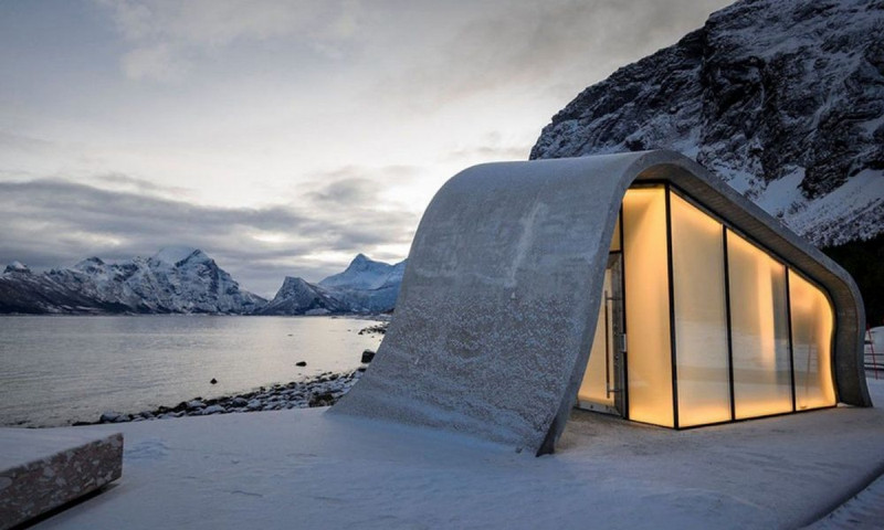 Общественный туалет на смотровой площадке Уреддплассен в Норвегии. В этом живописном месте появился самый красивый и, возможно, самый дорогой общественный туалет — на его строительство ушло 2 миллиона долларов.