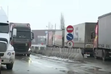 Пломбой по фурам. Кыргызстан обвинил Казахстан в слежке за грузовиками — видео