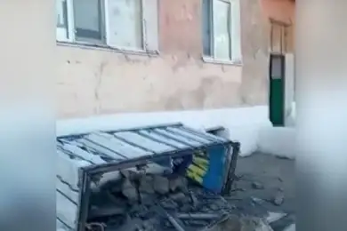 Люди рухнули с балконом. ЧП в Карагандинской области