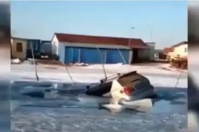 Ушли под лед 45 автомобилей рыбаков на острове Русский