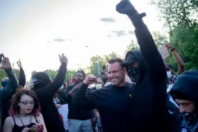 Шерифы полиции присоединяются к протестующим в США