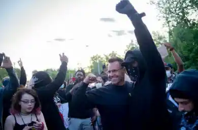 кадр из видео