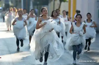 Забег 300 свадебных пар состоялся в Таиланде