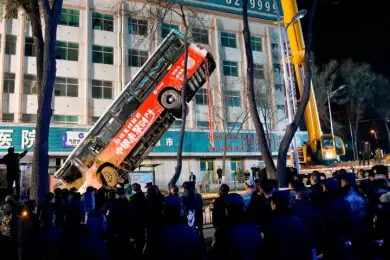 Автобус провалился под асфальт в Китае, затем взорвался — видео