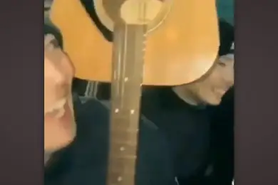 В армию со скандалом. Гитару разбили о поезд казахские парни. Видео