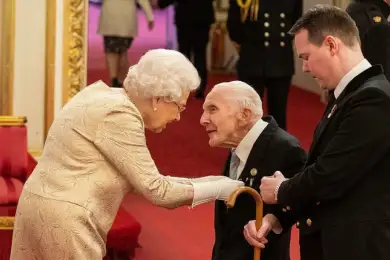 Королева Елизавета вручила награды в перчатках. Впервые за много лет