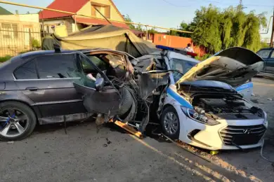 Пьяный водитель протаранил блокпост Алматы. Погибли двое полицейских
