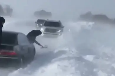 На трассе Зеренда – Балкашино в снежный плен попали десятки автомашин
