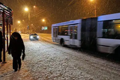 Полиция Нур-Султана попросила автовладельцев пересесть на автобусы