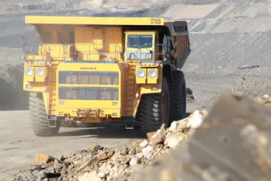 БелАЗ всмятку раздавил машину в Карагандинской области. Видео