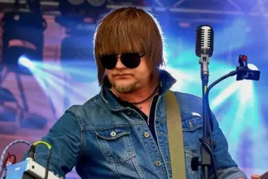 Концерт на балконе устроил певец для жителей карантинного Нур-Султана