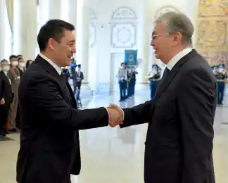 «Я казах, но кыргыз мне родня». Токаев встретил Жапарова