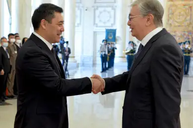 «Я казах, но кыргыз мне родня». Токаев встретил Жапарова