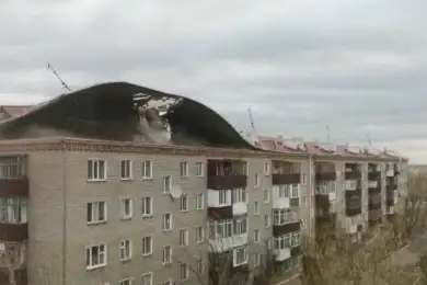 Крыши домов сорвал ураган в Кокшетау. Видео