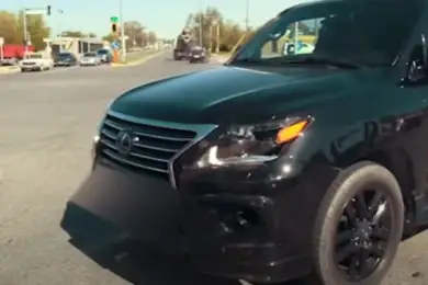 Джип на полном ходу сбил полицейского на блокпосту Шымкента