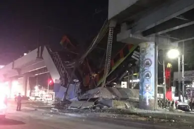 Метромост в Мехико рухнул с идущим по нему поездом. 13 погибших. Видео