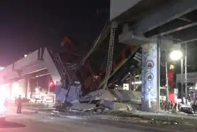 Метромост в Мехико рухнул с идущим по нему поездом. 13 погибших. Видео