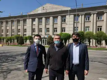 Шураев вышел из здания МВД