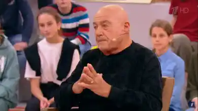 кадр из видео. Владимир Познер