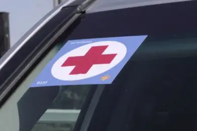 Врачам Нур-Султана выдают спецзнаки для личного авто