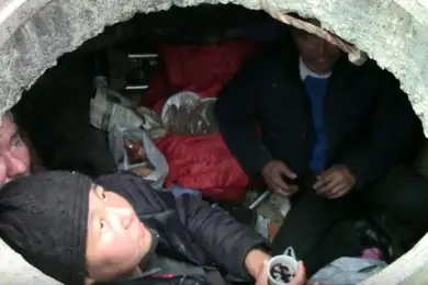 Живет в колодце: муж выгнал женщину жить на улице в Аксу