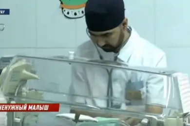 Её зовут Улдана — врач стал крестным для атырауского подкидыша