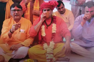 Коровьей мочой по коронавирусу! Двести верующих выпили ее в Индии