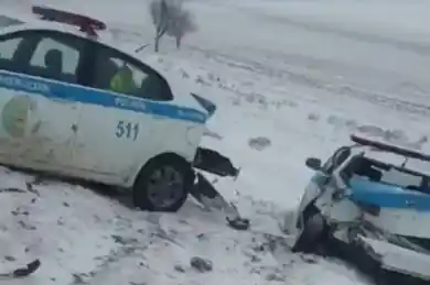 На трассе в Туркестане протаранили два полицейских авто. Видео
