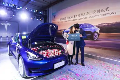Запущен завод Tesla в Китае: первые электрокары вручены покупателям