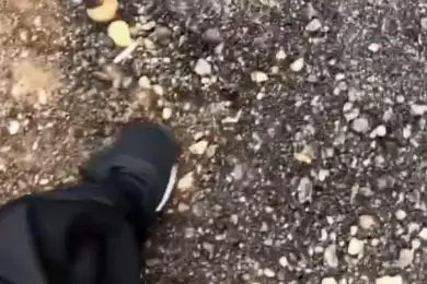 «Крошится на глазах» — дерьмовое качество асфальта сняли на видео в Актау