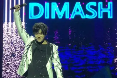 Димаш Кудайберген выступил в Нью-Йорке с космическим шоу