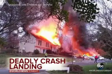 Самолет упал на гараж и взорвался в США