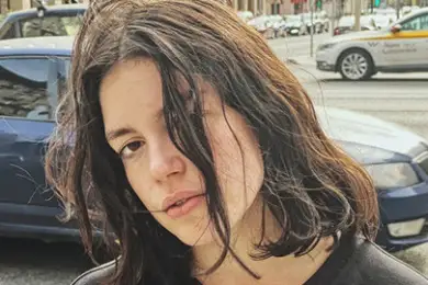 Телеведущая пробежалась голой по улицам. Видео