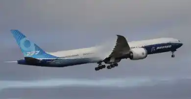 Самый крупный в мире пассажирский самолет Boeing 777X впервые поднялся в небо