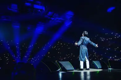 Димаш Кудайберген в Риге. Поцеловал розу. Сольный концерт, видео