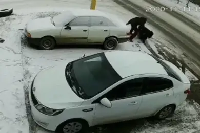 Мужчина изрезал женщину средь беда дня в Костанае. Видео