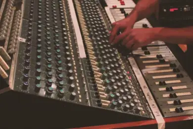 За фонограмму надо платить не деньгами, а их ксерокопиями — спикер Мажилиса