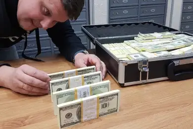 100 долларовых миллионеров просят забрать у них деньги