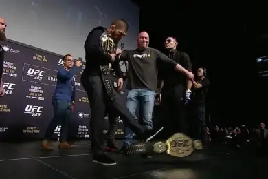 Хабиб Нурмагомедов пнул чемпионский пояс Тони Фергюсона