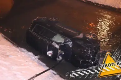 Джип снес дерево и съехал в речку — подробности ДТП в Алматы