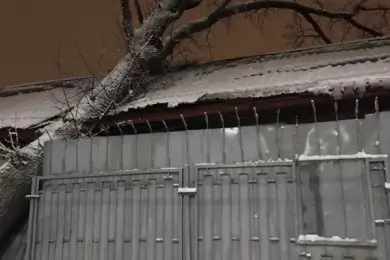 Снесло крышу психбольнице в Алматы