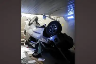 Авто свалилось в подземный переход в Алматы. Трое детей среди пострадавших. Видео