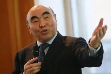 Аскар Акаев пожелал Беларуси «лучшего президента»