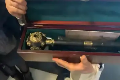 Димаш Кудайберген стал царем. Ему подарили скипетр киевляне