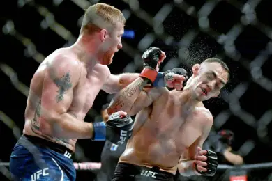 Тони Фергюсон — Джастин Гэтжи. Видео полного боя за титул чемпиона UFC