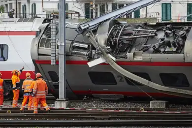 Два поезда столкнулись в Румынии и сошли с рельсов