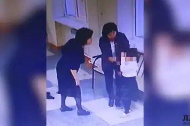 Учитель плюнул водой на ребенка, а он укусил педагога