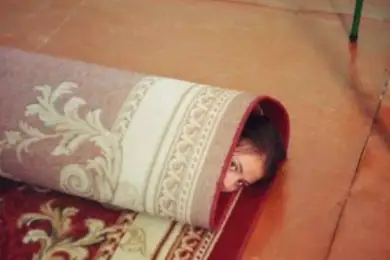 Заворачивал в ковер и прыгал на ней: муж издевался над женщиной в Актобе